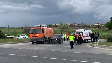 Hafif ticari araç ile yol süpürme aracı çarpıştı: 5 kişi yaralandı