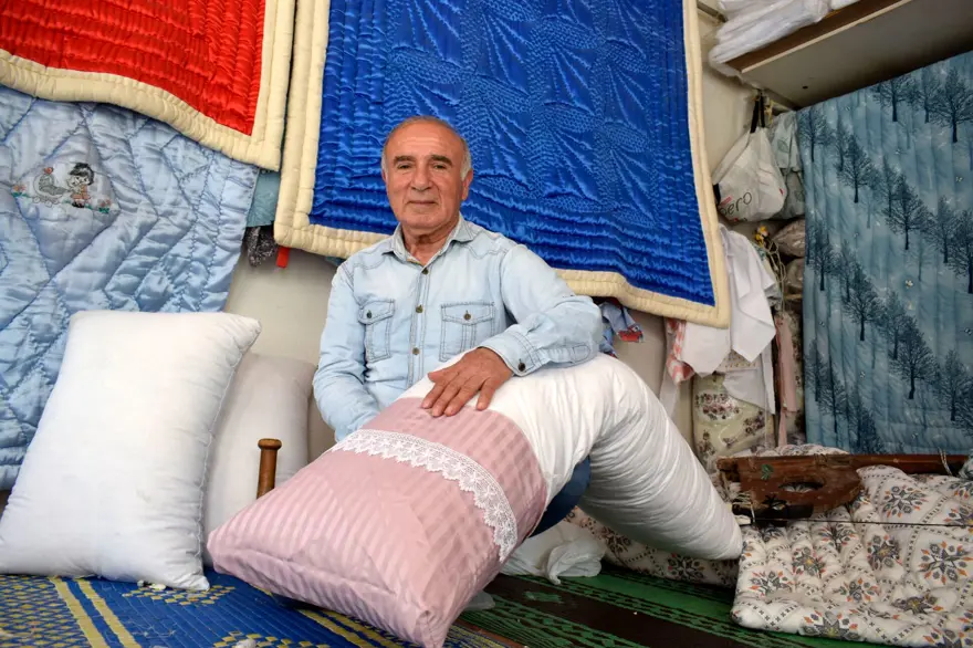 Uzun yastık, yerini "küstüm yastığı"na bıraktı: 50 yıldır bu işi yapıyor Uzun yastık, yerini "küstüm yastığı"na bıraktı: 50 yıldır bu işi yapıyor