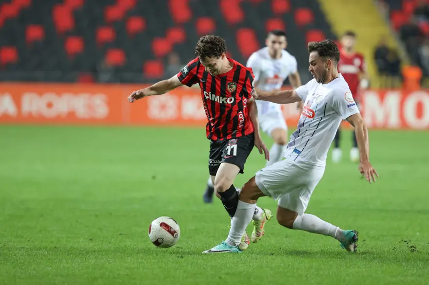 Gaziantep FK - Çaykur Rizespor maçında sahalarda ender görülecek penaltı 
