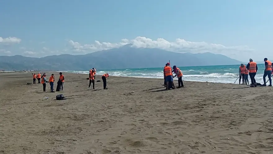 Samandağ sahilinde petrol atıkları elekle temizleniyor 2