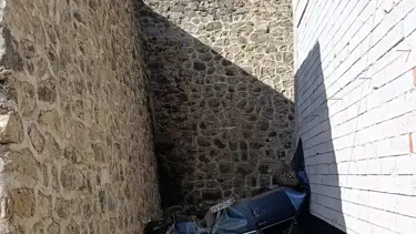 Gümüşhane'de otomobil istinat duvarını aşıp otoparka düştü