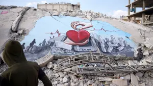 Suriyeliler acılarını bu kez deprem enkazına resmetti