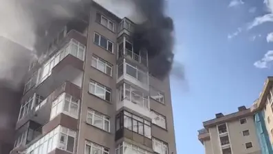 Kadıköy'de 10 katlı binada yangın: Anne ve iki çocuğu etkilendi