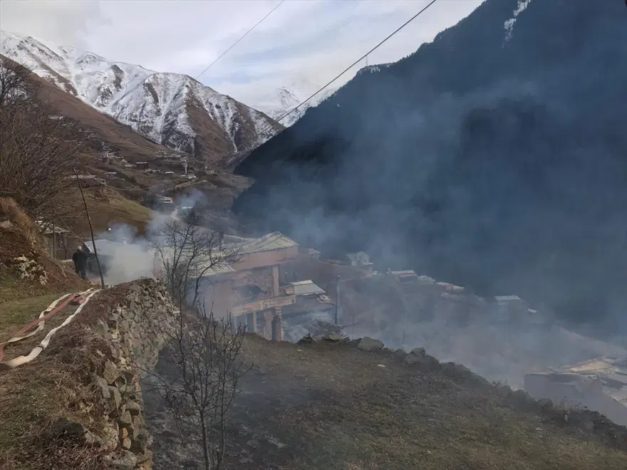 Rize'de Gölyayla köyünde çıkan yangına müdahale devam ediyor: 9 ev zarar gördü 15