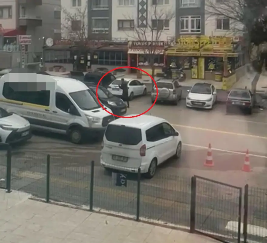 Ankara'da korku dolu anlar: Boşanma aşamasındaki eşinin aracına kurşun yağdırdı Ankara'da korku dolu anlar: Boşanma aşamasındaki eşinin aracına kurşun yağdırdı