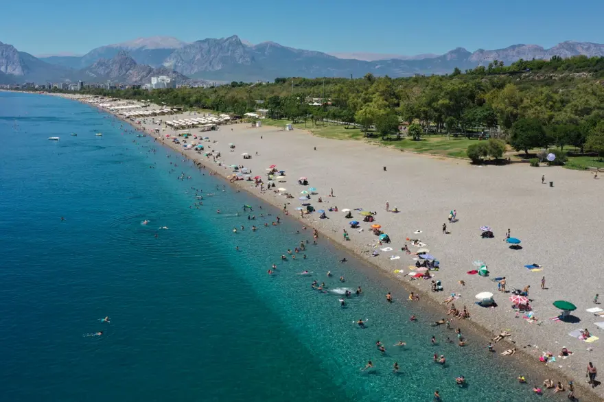 Antalya'da sıcaktan bunalan sahile koştu 10 Antalya'da sıcaktan bunalan sahile koştu 10