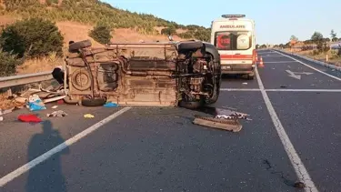 Hafif ticari araç refüje çarpıp devrildi: Bir ölü, dört yaralı