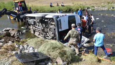Ağrı'da düğüne gidenleri taşıyan minibüs dere yatağına devrildi: 13 yaralı