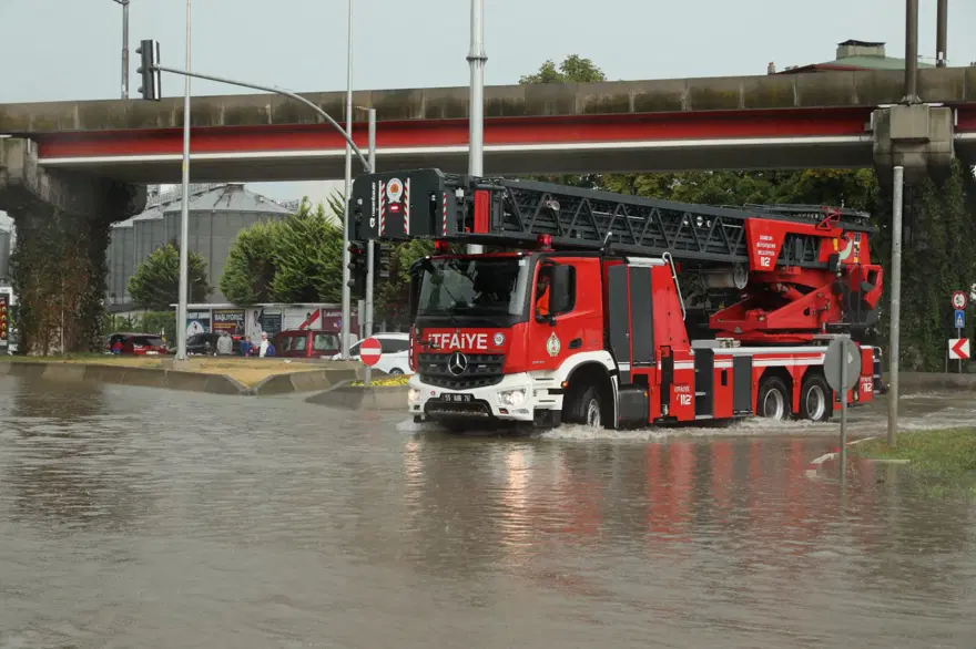 Kuvvetli sağanak birçok ilde hayatı felç etti: Sele kapılan 3 kişi hayatını kaybetti, 1 bebek kayıp 7