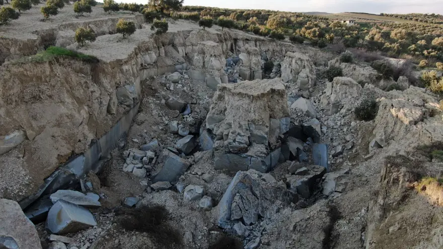 Deprem tarlayı ikiye böldü 1 Deprem tarlayı ikiye böldü 1