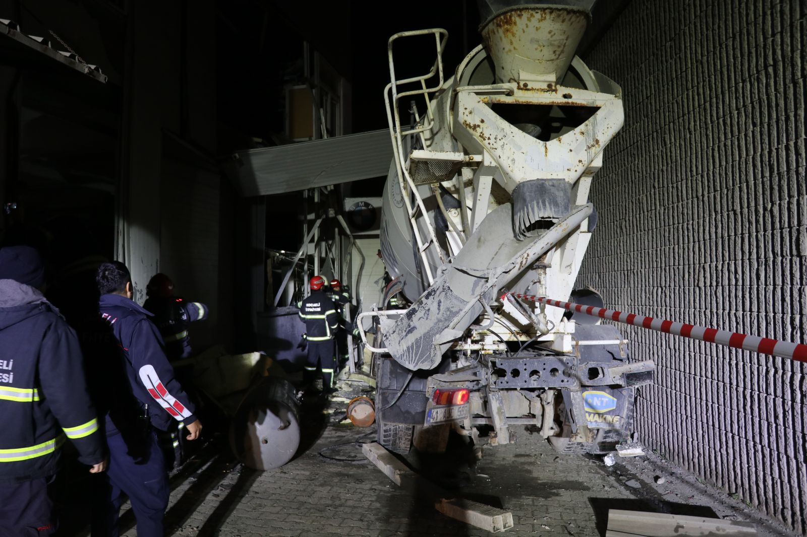 Faciadan dönüldü: Otomobile çarpan beton mikseri köprüden düştü