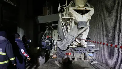 Faciadan dönüldü: Otomobile çarpan beton mikseri köprüden düştü