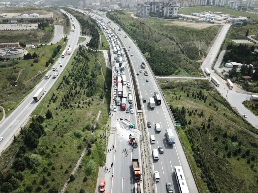 TEM'de zincirleme kaza: İstanbul yönü trafiğe kapandı 2 TEM'de zincirleme kaza: İstanbul yönü trafiğe kapandı 2