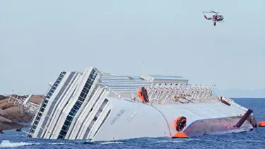 Kıyıdakileri selamlarken batmış