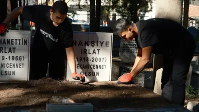 Mezarlık temizlerken fenomen oldular: İki kardeş onlarca mezarın bakımını yaptı