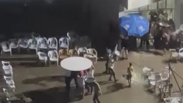 İzmir'de halay sevdası yağmur dinlemedi