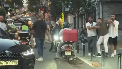 Nişantaşı’nda yol verme kavgasında sopayla kadının üzerine yürüdü