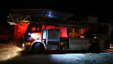 İzmir'de evde çıkan yangında buzdolabı patladı: 3 yaralı