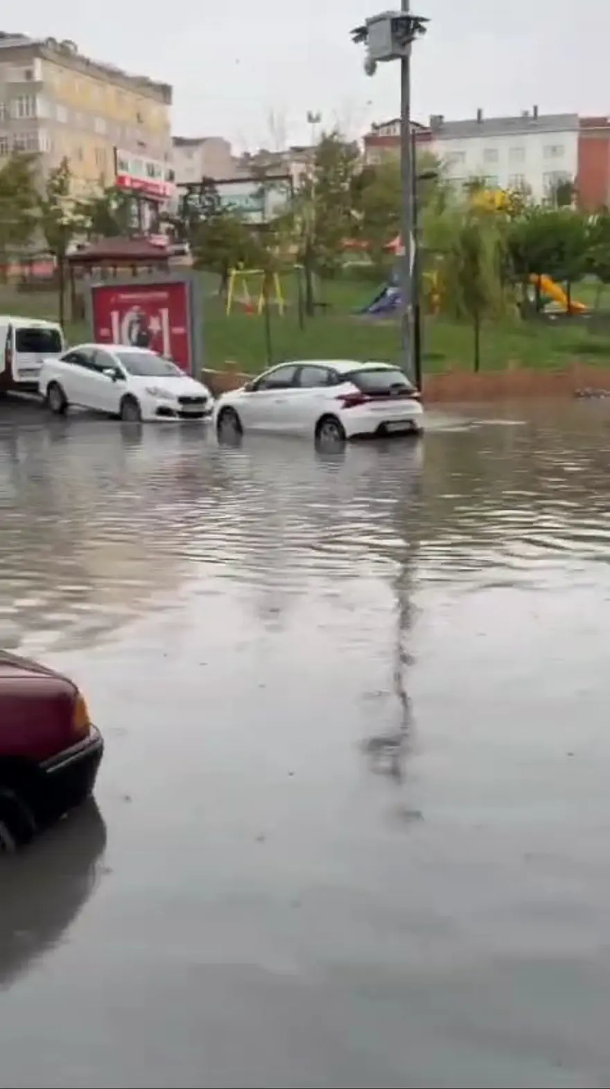 İstanbul'da sağanak yağış: Gaziosmanpaşa'da yollar göle döndü 11 İstanbul'da sağanak yağış: Gaziosmanpaşa'da yollar göle döndü 11