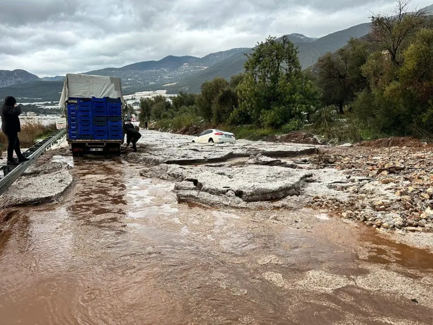 Antalya'da sel ve dolu: Yollar kapandı, sahiller çamur rengine döndü 14