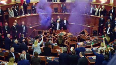 Arnavutluk Meclisi oturumunda gerilim: Sis bombasıyla müdahale