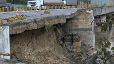 Bakırköy'de istinat duvarı çöktü, E-5 bağlantı yolu trafiğe kapatıldı