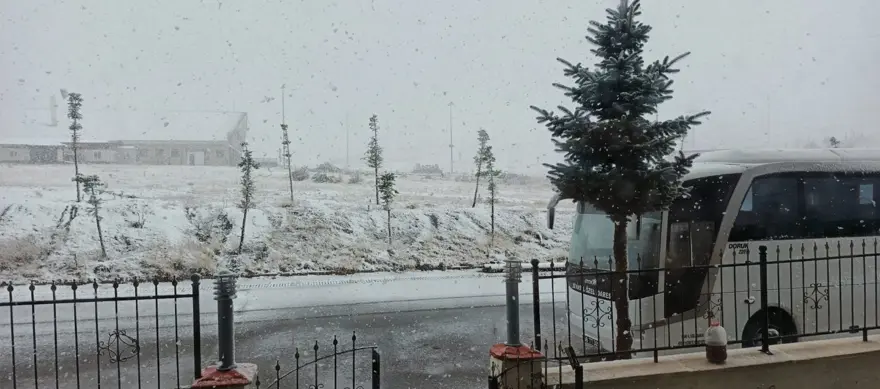 Hava sıcaklığı aniden düştü: Kar yağışı etkisini artırdı, yeni güne bembeyaz başladılar Hava sıcaklığı aniden düştü: Kar yağışı etkisini artırdı, yeni güne bembeyaz başladılar