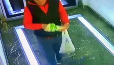 Cips yiyerek hırsızlık yaptı, güvenlik kamerasından yakalandı