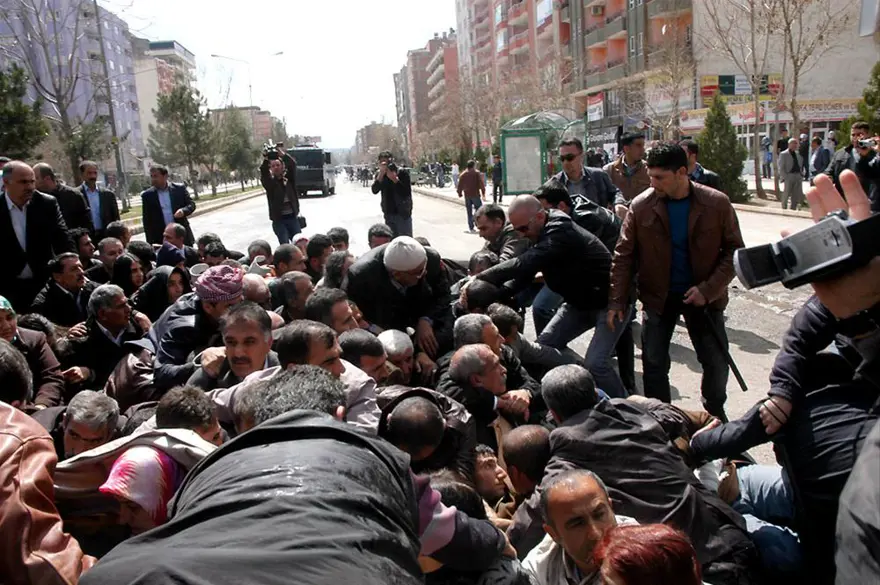 Yağmur altında itaatsizlik ve tekme 22