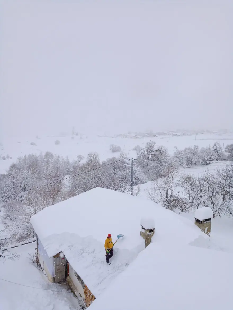 Artvin'de kar kalınlığının 1 metreyi bulduğu köyde gece gündüz çatı temizleniyor 3