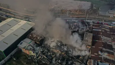 Bursa’da yangın: Alevler fabrikaya sıçradı, dumanlar şehrin birçok noktasından görüldü
