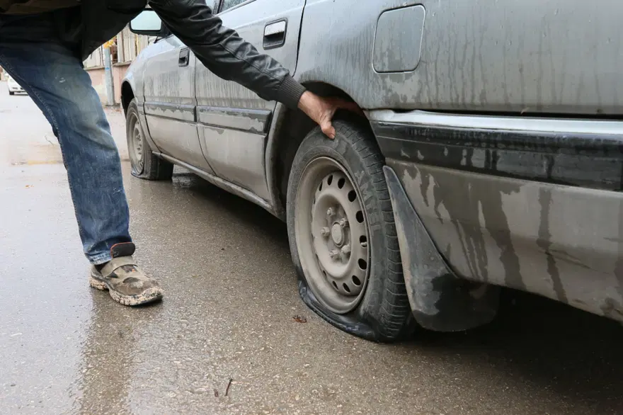 Park halindeki 200 aracın lastikleri patlatıldı 