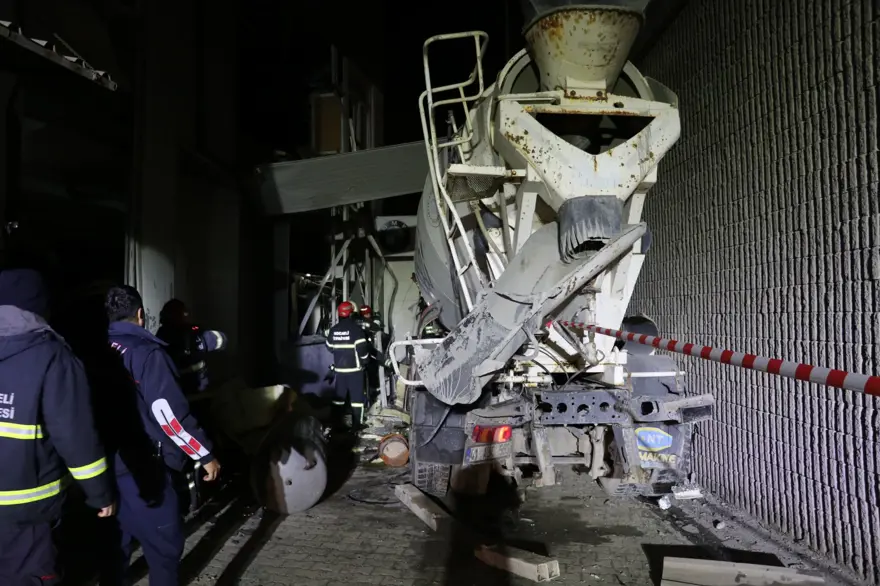 Faciadan dönüldü: Otomobile çarpan beton mikseri köprüden düştü 5