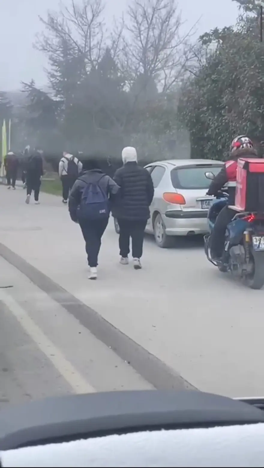 Cadde yerine kaldırımdan gitti yayalardan yol istedi 3