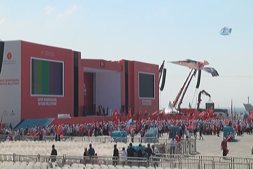 İnsanlar Yenikapı'ya gelmeye başladı