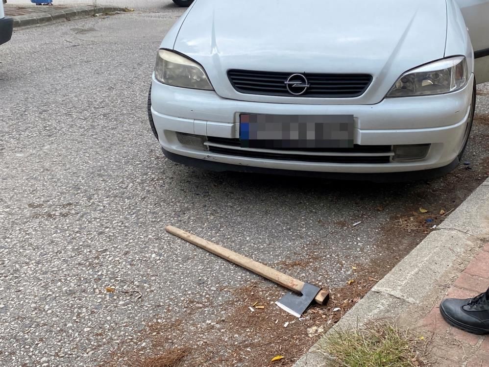 Trafikte tartıştıkları iki kişiyi baltayla yaraladılar