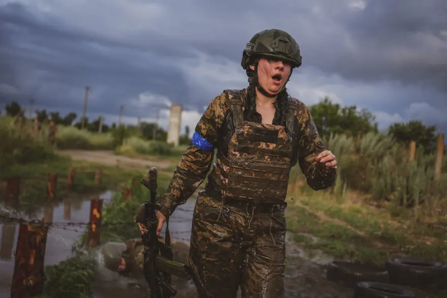 Ukraynalı kadınlar cephede görev almak için hazırlık yapıyor 56 Ukraynalı kadınlar cephede görev almak için hazırlık yapıyor 56