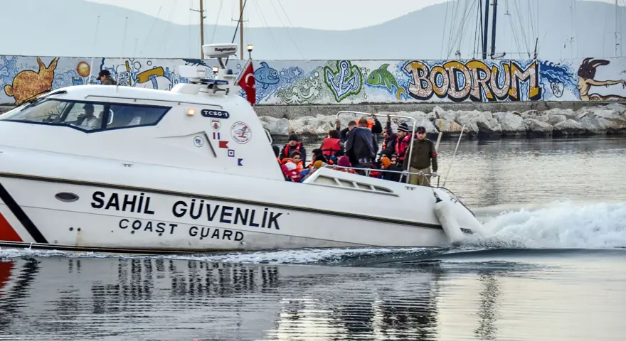 55 kişi batmak üzere olan bottan kurtarıldı 3