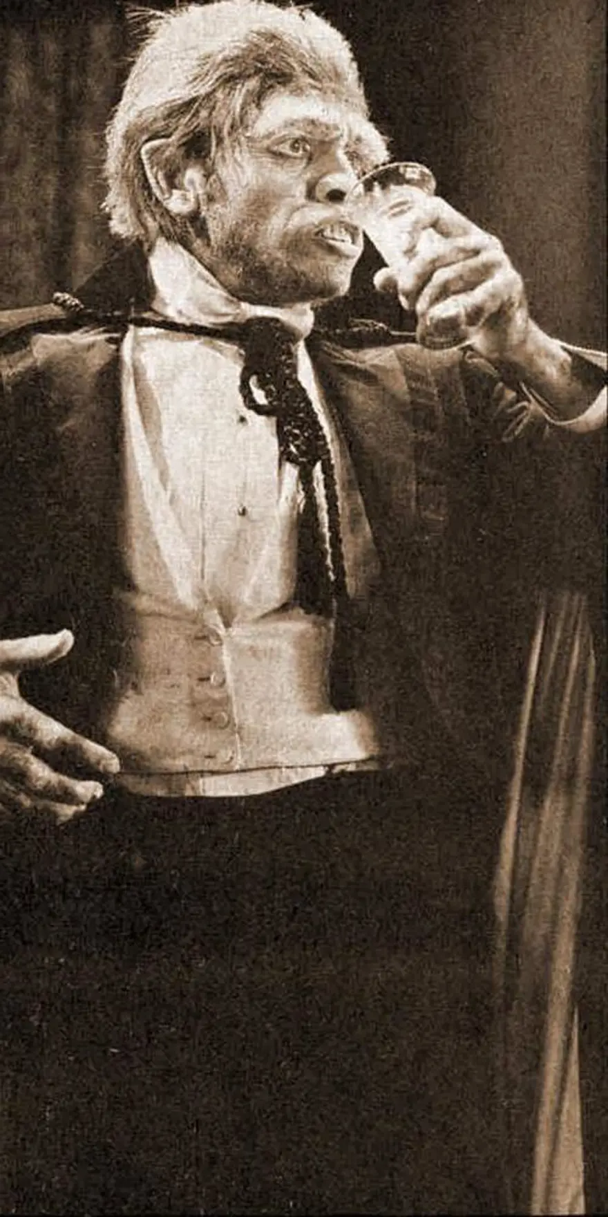 21 Mayıs - 20 Haziran: Dr. Jekyll (İkizler) 1