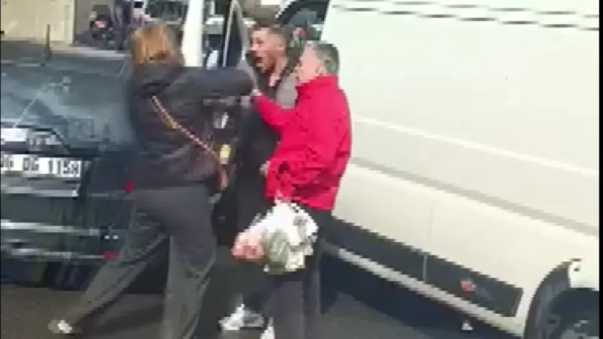 İstanbul trafiğinde kavga: Aracından inip diğer sürücüyesaldırdı 5