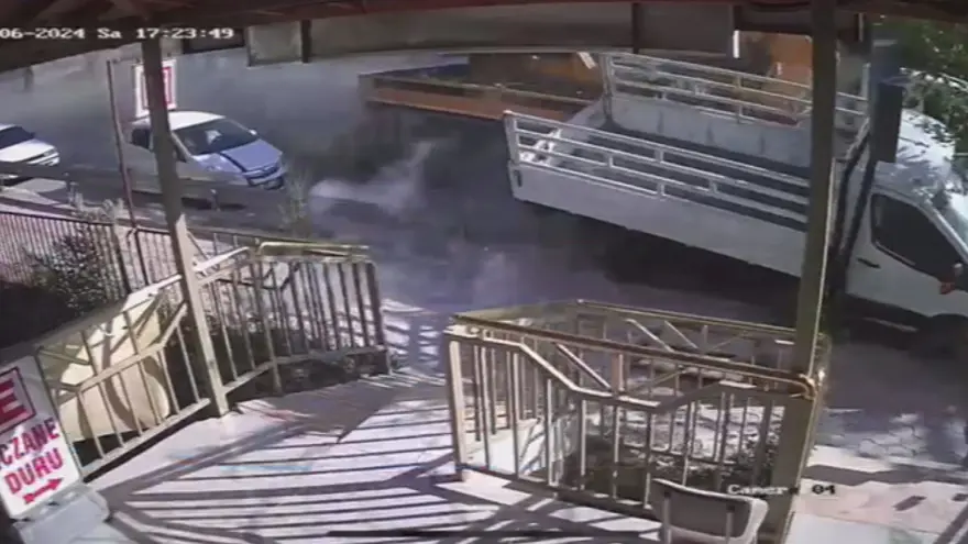 Hatay'da feci kaza: Freni patlayan kamyon 6 araca çarptı 2 Hatay'da feci kaza: Freni patlayan kamyon 6 araca çarptı 2