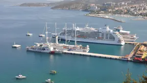 Kuşadası'na üç kruvaziyer gemisi ile 2 bin 630 turist geldi