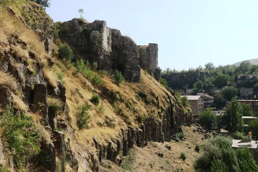 Bitlis Kalesi’nde Bizans ve Osmanlı dönemine ait bulgular bulundu 2 Bitlis Kalesi’nde Bizans ve Osmanlı dönemine ait bulgular bulundu 2
