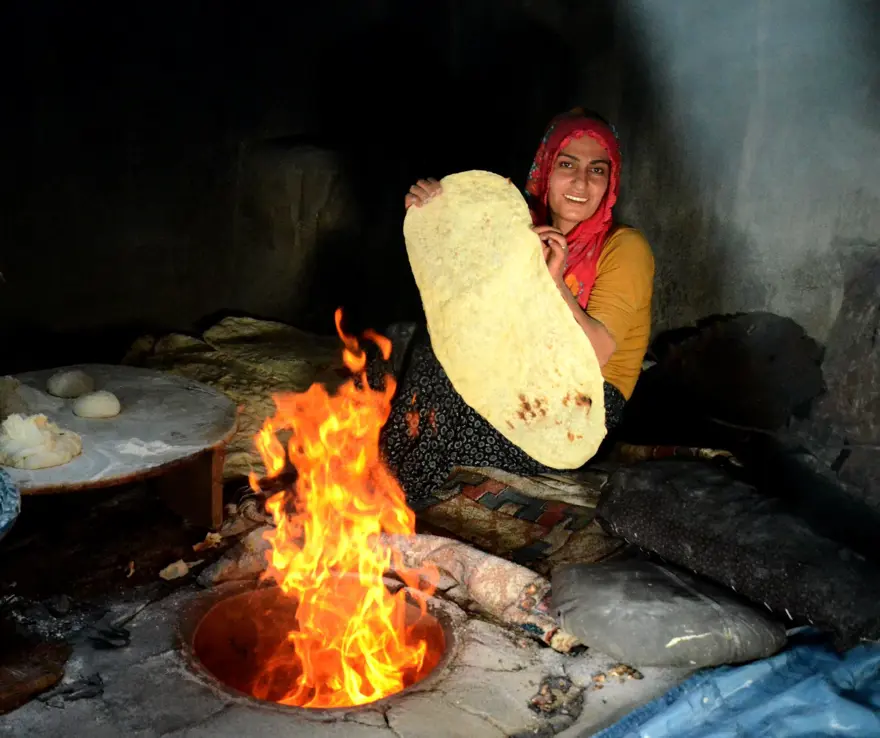 Kadınlar yaz sıcaklarında da tandır mesaisi yapıyor: Sağlıklı ve düşük maliyetli bir lezzet 3