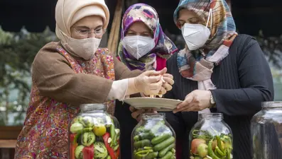 Emine Erdoğan, Çubuk'ta kadınlarla turşu kurdu