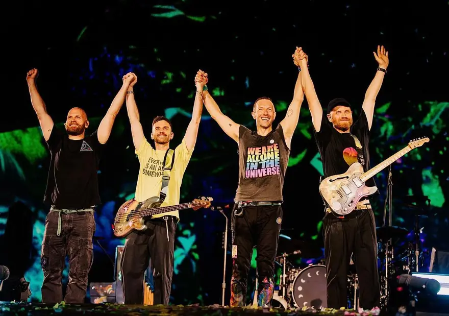 Glastonbury'e damga vurdu: Coldplay konserinde Michael J. Fox sürprizi 
