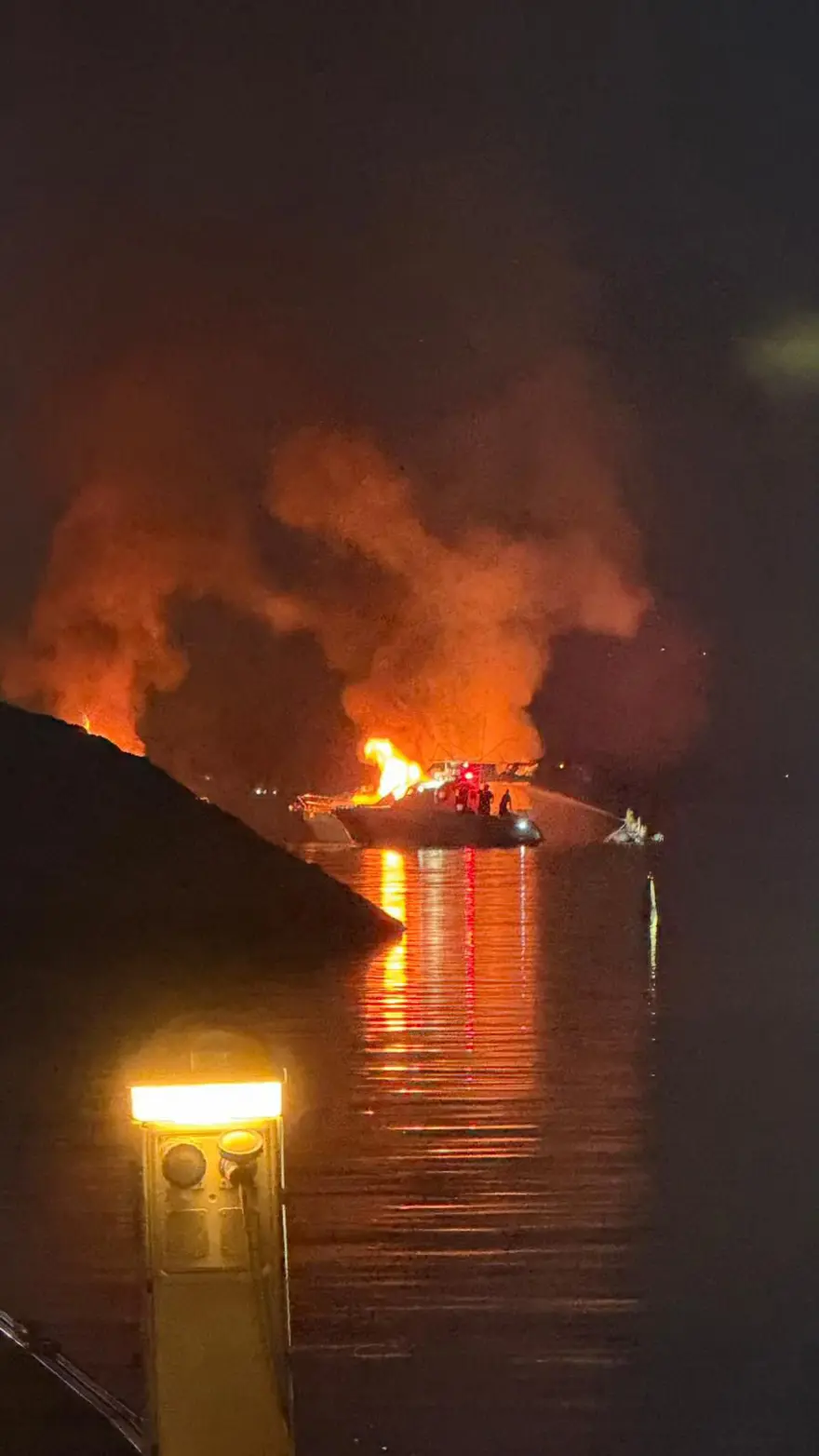 Tuzla marinada 4 tekne alev alev yandı 1 Tuzla marinada 4 tekne alev alev yandı 1