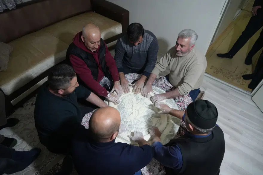 Ramazan'ın aranan lezzeti: Yapımı saatler sürüyor, dakikalar içinde tükeniyor 1 Ramazan'ın aranan lezzeti: Yapımı saatler sürüyor, dakikalar içinde tükeniyor 1