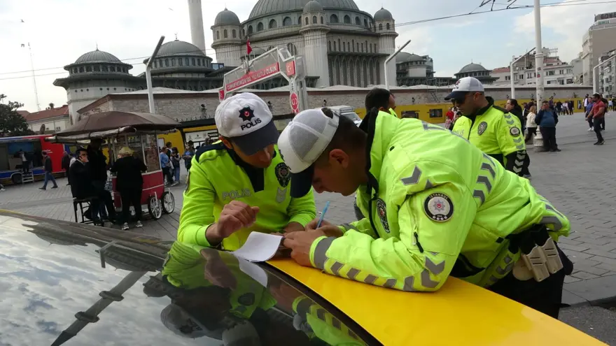 Taksim'de taksilere denetim: Binlerce lira ceza kesildi 1