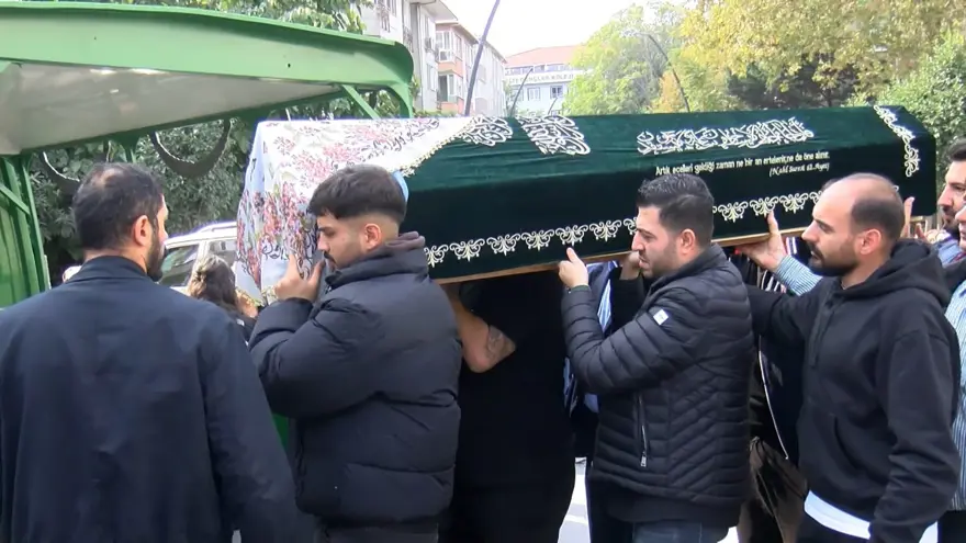 Eski sevgilisi tarafından katledilen Aysel Karakoç son yolculuğuna uğurlandı 5